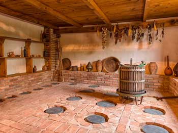 Квеври - специальные керамические кувшины для приготовления вина